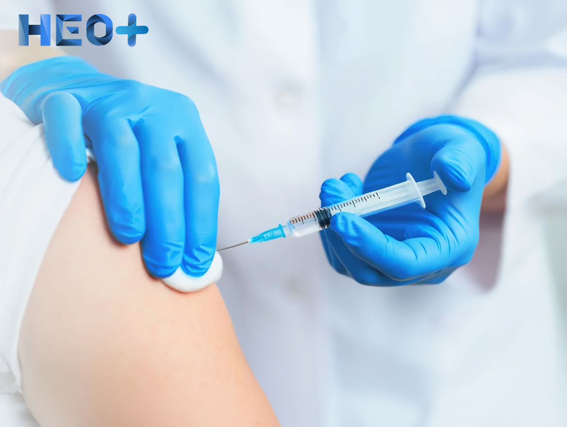 Врач ставит укол в плечо пациенту